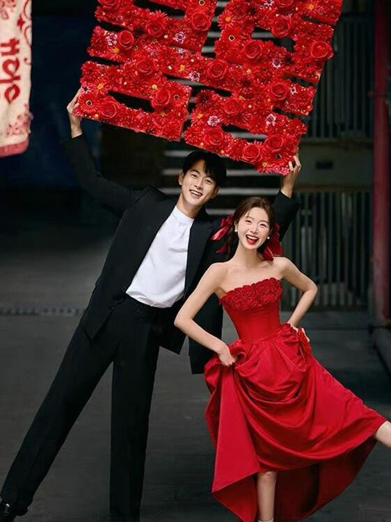 ชุดคลุมเจ้าสาวสีแดงแบบไร้สายลา - Photography Outfit บทวิจารณ์และราคา